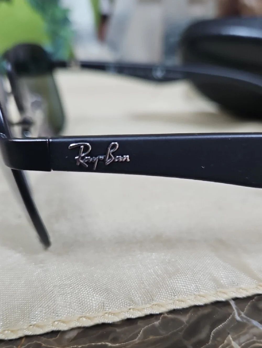 Ray-Ban Black Aviator Sunglasses with Dark Green Lenses And Black Case